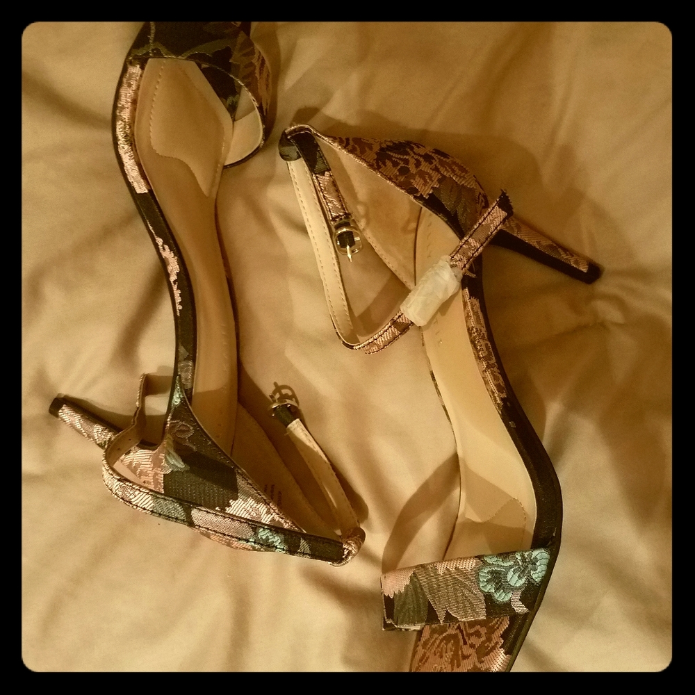 NEVER BEEN WORN Kelly and Katie brocade heels